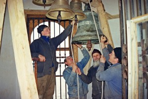 Установка колоколов на Николаевскую колокольню 14.04.1998 г. Установка колоколов на Николаевскую колокольню 14.04.1998 г.