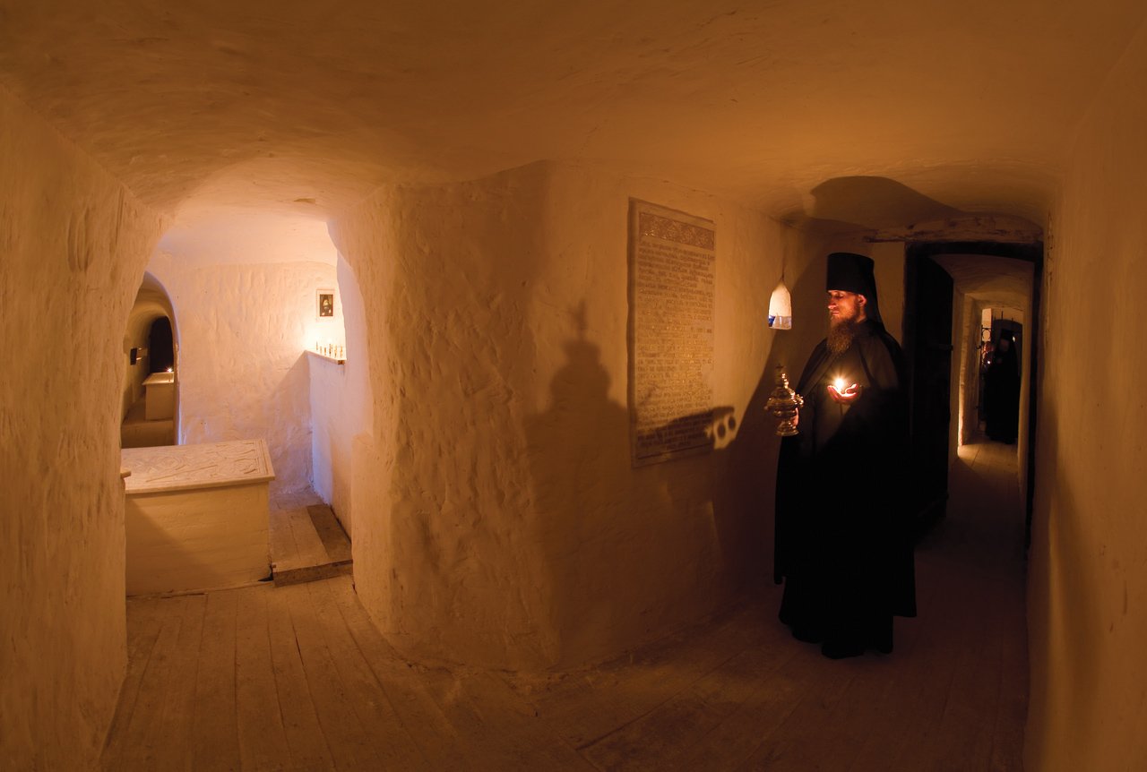 Каждение в древней усыпальнице у гробницы прп. Арсения (Митрофанова)