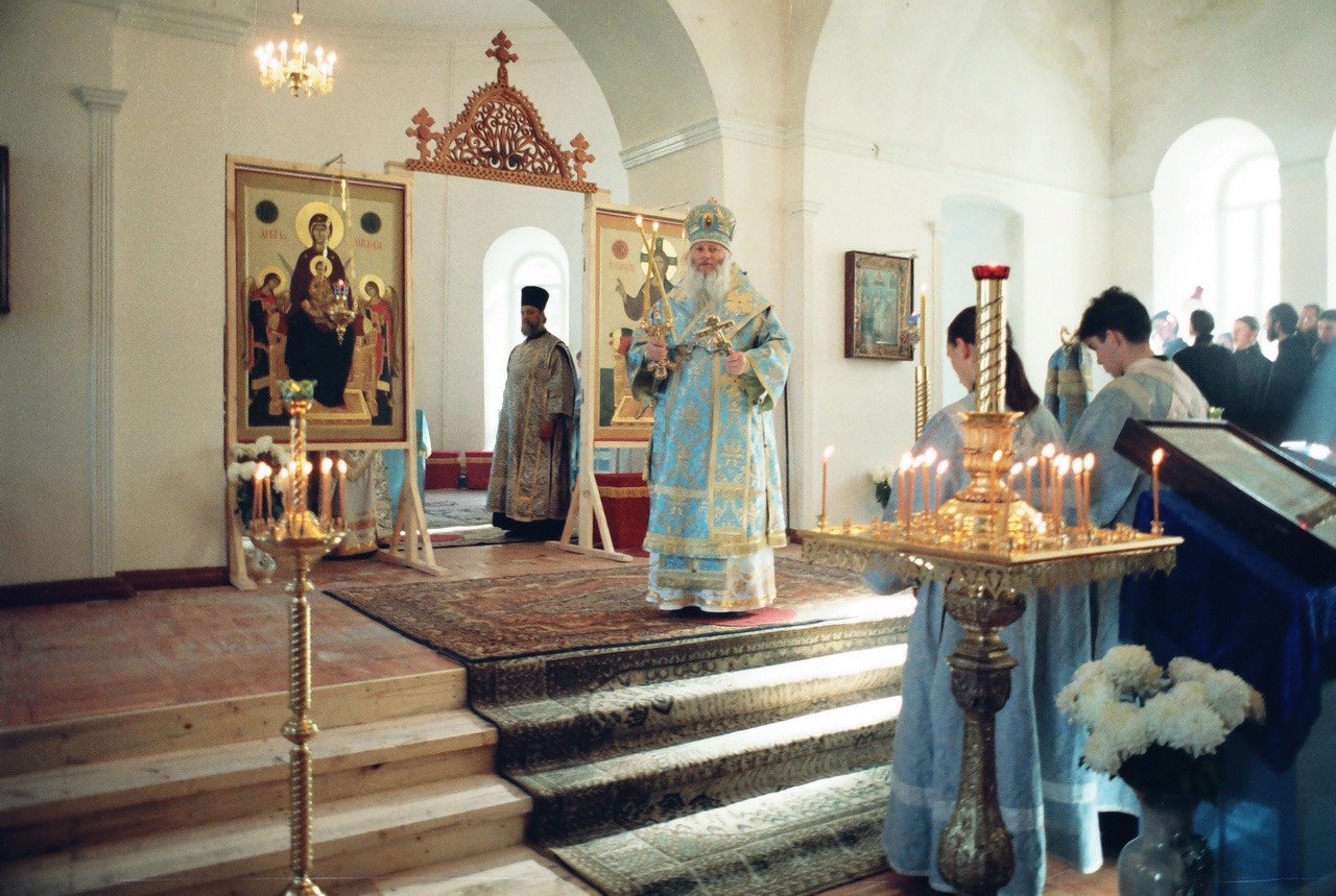 Первая литургия в Покровском храме. 14.10.1996 г.