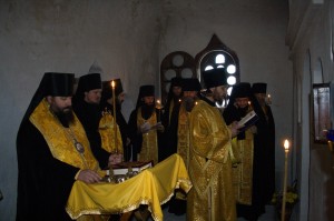 Молебен в пещерном храме Молебен в пещерном храме
