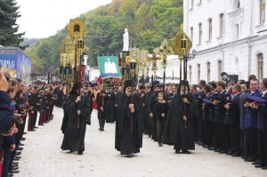 2. Крестный ход и освящение памятника Божией Матери