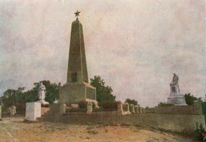 Обелиск на братской могиле советских воинов. Открытка 1958 г.