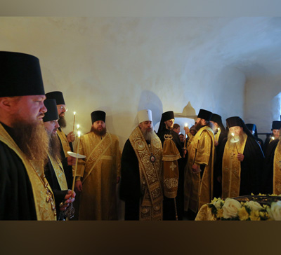 Митрополит Арсений возглавил молебен в пещерном храме Святогорской Лавры