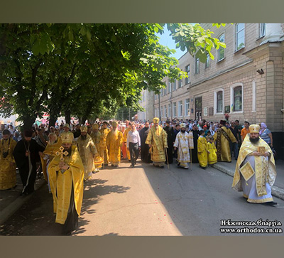 В Неделю Всех святых в Нежине прошёл многолюдный крестный ход (фото, видео)