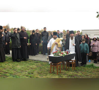 Первое погребение на монастырском кладбище лаврского скита в с. Адамовка (фото)