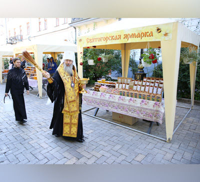 В Святогорской Лавре открылась медовая ярмарка (фото)