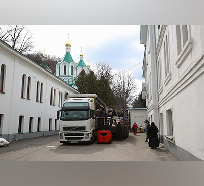 Гуманитарная помощь из Буковины в Святогорской Лавре (фото)