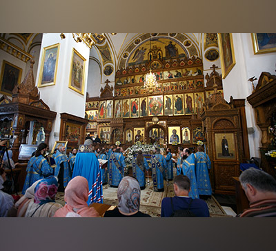 27 августа в Святогорской Лавре начались торжества в честь Успения Пресвятой Богородицы с пренесения иконы Божией Матери «Lacuschitiotisa», доставленной из Румынии