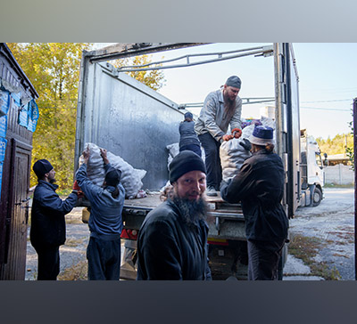 Гуманитарная помощь из Ровенской и Волынской областей прибыла в Святогорскую Лавру (фото)