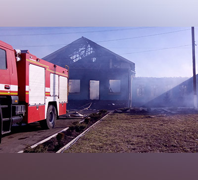 Пожар в лаврском подворье села Никольское (фото)