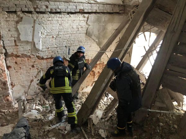 Расчистка завалов и обнаружение тел трёх беженцев, погибших 5 июня 2022 г. в Святогорской Лавре (фото)