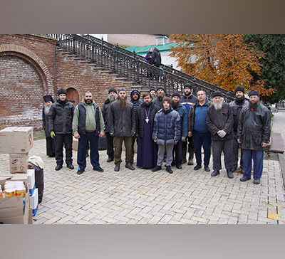 Второй гуманитарный груз прибыл в Святогорскую Лавру из Шепетовской епархии (фото)