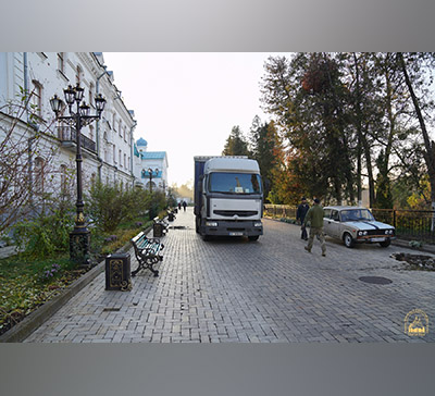 В Лавру доставили более 30 тонн гуманитарной помощи от православных сумчан (фото)