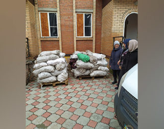 Гуманитарная помощь Святогорской Лавры местному населению (фото)