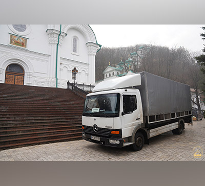 Оказание гуманитарной помощи местному населению Святогорской Лаврой (фото)