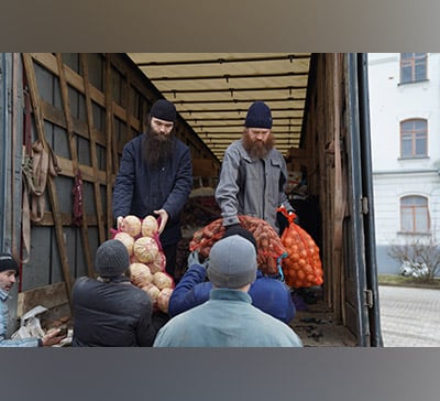 В Святогорскую Лавру доставили помощь из Германии и с Буковины (фото)