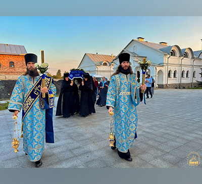 Всенощное бдение с чином Погребения Плащаницы Пресвятой Богородицы в лаврском Свято-Иоанновском скиту (фото)