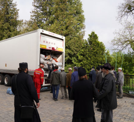 В Святогорскую Лавру доставили гуманитарную помощь с Виннитчины (фото)
