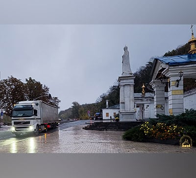 До Святогірської Лаври знову доставили гуманітарну допомогу з Рівненщини (фото)