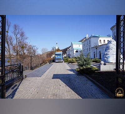 До Святогірської Лаври доставили гуманітарний вантаж з Буковини (фото)