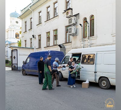 В Святогорскую Лавру прибыла гуманитарная помощь с Буковины (фото)